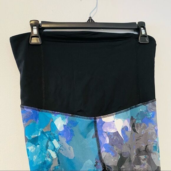 Ingrid & Isabel Maternity Floral Print Active Leggings with Crossover Panel - Picture 4 of 6